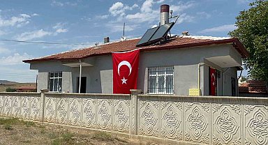 Şehidin baba ocağına Türk bayrağı asıldı