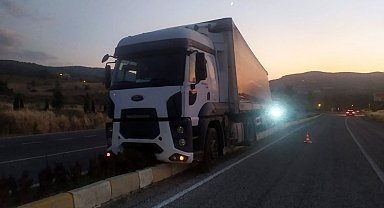 Sürücü direksiyon başında rahatsızlanan tır refüje çıktı