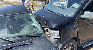 Tali yoldan çıkan otomobile minibüs çarptı: 8 yaralı