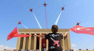 Türk Yıldızları'ndan 30 Ağustos'a özel Anıtkabir saygı uçuşu