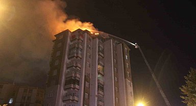 10 katlı binanın çatısında çıkan yangın korkuttu