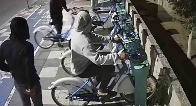 Akıllı bisikletlerin kilidini kırıp çalan hırsızlar kamerada