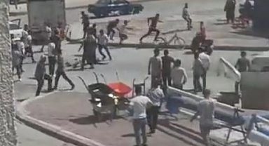 Aksaray'da taşlı sopalı kavga kamerada: 1'i ağır 4 yaralı