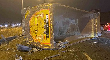 Ankara Çevre Yolu'nda kontrolden çıkan tır refüje çarpıp devrildi