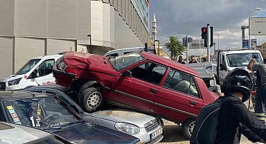 Ankara'da kontrolden çıkan araç çarptığı otomobilin üstünde asılı kaldı