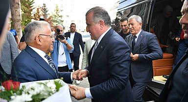 Bakan Bak'tan Başkan Büyükkılıç'a: "Şehrin ağabeyisiniz"