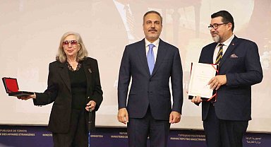 Bakan Fidan'dan Saraybosna'nın ilk büyükelçisi Tufan'a Üstün Hizmet Madalyası