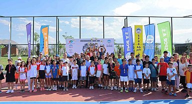 Başkan Büyükkılıç, Ulusal 12 Yaş Hafta Sonu Tenis Turnuvası'nda sporcularla buluştu