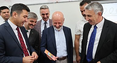 Başkan Çolakbayrakdar, 2024-2025 eğitim yılının ilk ders zilinde öğrencilerle buluştu