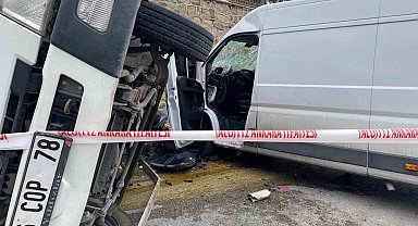 Başkent'te yumurta yüklü kamyon ile ticari araç çarpıştı, yumurtalar yola saçıldı