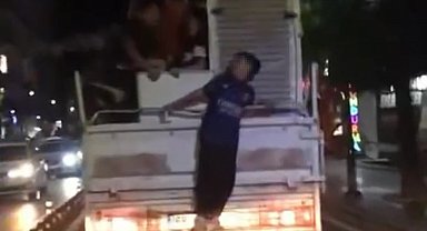 Çocukların kamyonet kasasında tehlikeli yolculuğu