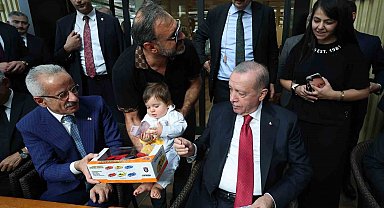 Cumhurbaşkanı Erdoğan, Ankara'da bir pastaneyi ziyaret ederek vatandaşlarla sohbet etti