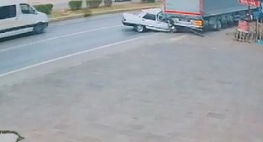 Fıat Tofaş marka otomobil park halindeki tıra ok gibi saplandı: 1 ölü