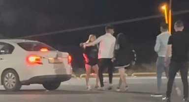 Genç kızların tekme tokat kavgası kamerada