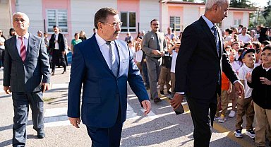 Gölbaşı Belediye Başkanı Odabaşı, okulun ilk gününde öğrencilerle buluştu
