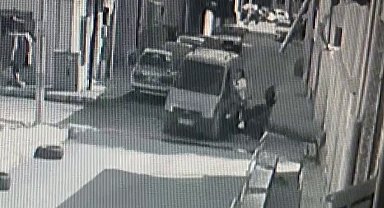Hafif ticari araç ile motosikletin çarpıştığı kaza kamerada