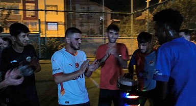 Halı sahada sürpriz doğum günü