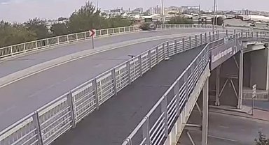 Kadın sürücünün hayatını kaybettiği kazada otomobil üst geçitten aşağıya böyle düştü