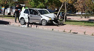 Kalp krizi geçiren sürücü ağaca çarparak durabildi