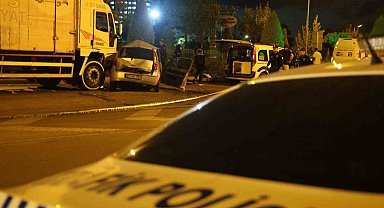 Kamyon ile otomobil çarpıştı, otomobil sürücüsü kadın hayatını kaybetti