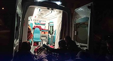 Karnına sapladığı bıçakla hastaneye kaldırıldı