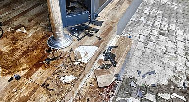 Kavga ettiği husumetlilerinin dükkanına otomobiliyle daldı