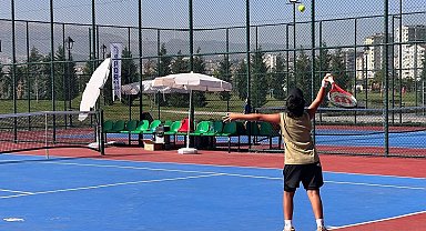 Kayseri Büyükşehir, 12 Yaş Hafta Sonu Tenis Turnuvası'na ev sahipliği yapıyor