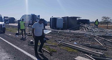Konya'da lastiği patlayan kamyonet devrildi: 2 yaralı