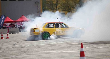 Konya'da slalom yarışı ve drift gösterisinde otomobiller tozu dumana kattı