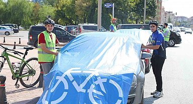 Konyalı bisikletseverler bisiklet yolunu işgal eden araçların üzerini mavi brandayla kapladı