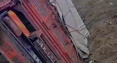 Lastiği patlayan kamyonet devrildi: 3 kişi yaralandı