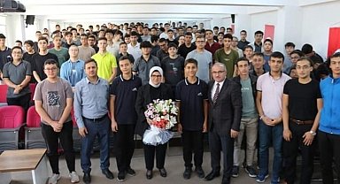 Milletvekili Ayşe Böhürler, İmam Hatipli gençlere konuştu