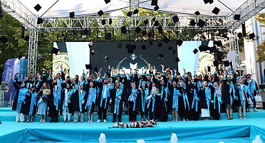 NEÜ birincileri "Mezuniyet ve Geleceğe Mesaj Töreni" ile kep attı