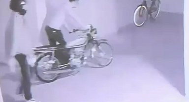 Örtülü motosiklet hırsızları önce kameraya, sonra polise yakalandı