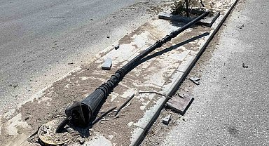 Otomobil aydınlatma direğini devirdi: 2 yaralı