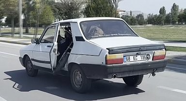 Otomobile motor yükledi, kapısı açık trafikte seyretti