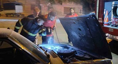 Seyir halindeki aracın motor kısmında yangın çıktı