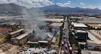 Sünger fabrikasında büyük yangın havadan görüntülendi