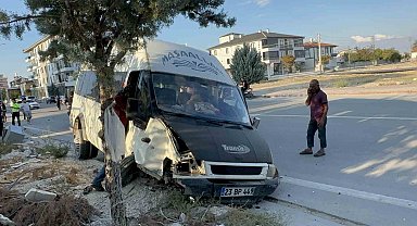 Tarım işçilerini taşıyan minibüsle otomobil çarpıştı: 15 yaralı