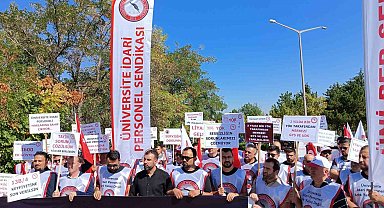 Üniversitelerdeki personel sorunlarının çözüme kavuşturulması için YÖK önünde eylem