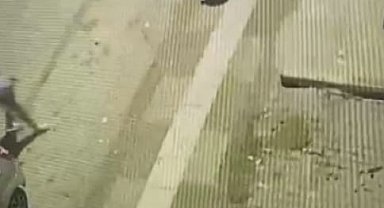 Yolun karşısına yavaş geçtiği için sinirlendiği yayaya kafa attı