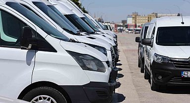 Yüksek faizler otomotiv sektörüne el freni çektirdi