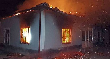 Aksaray'da müstakil ev alev alev yandı