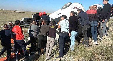 Can pazarının yaşandığı ölümlü kazada aracı devrilmesin diye vatandaşlar tuttu
