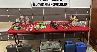 Defineciler kazı yaparken jandarmaya yakalandı
