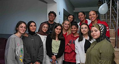 Kadın voleybol takımı çocuklar ve gençlerle buluştu