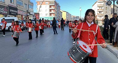 Karaman'da ilkokul öğrencilerinin bando gösterisi büyük beğeni topladı