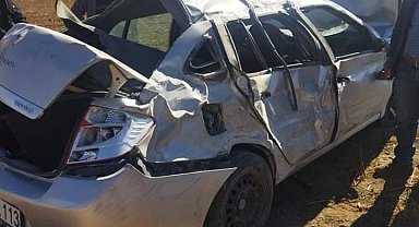 Kaza yapan otomobil şarampole yuvarlandı: 2 yaralı