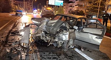 Kontrolden çıkan otomobil beton duvara çarptı: 2 yaralı