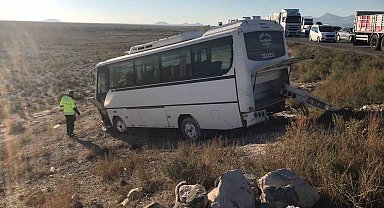 Konya'da işçi servisi ile otomobil çarpıştı: 10 yaralı